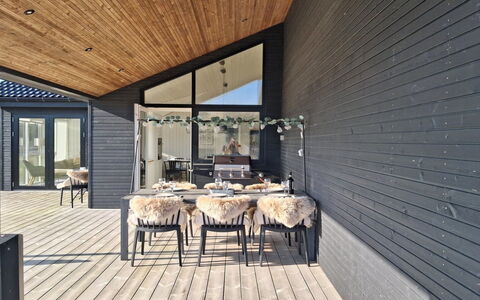 Alea - 800M from the Sea: Meubles, Design Intérieur, Sol, Bois, Sol, Plafond, Parquet, Chaise, Table, Éclairage