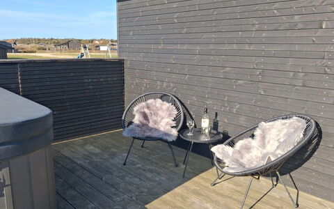 Alea - 800M from the Sea: Meubles, Design Intérieur, Sol, Bois, Sol, Plafond, Parquet, Chaise, Table, Éclairage