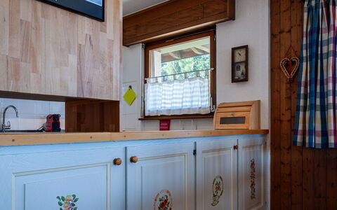 Magrappé 344: Cabinetry, Fenêtre, Comptoir, Bâtiment, Cuisine, Bois, Architecture, Design Intérieur, Tache De Bois, Sol