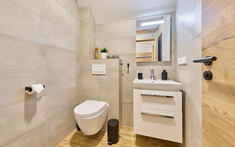 Muhu: Sol, Sol, Luminaire Plomberie, Design Intérieur, Toilette, Salle De Bains, Plomberie, Armoire De Toilette, Robinet, Évier