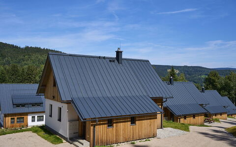 Muhu: Ciel, Nuage, Fenêtre, Bâtiment, Plante, Maison, Bois, Arbre, Chalet, Pente