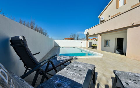 4All: Ciel, Meubles, Bâtiment, Fenêtre, Bleu Azur, Chaise, Ombre, Mobilier De Jardin, Table, Design Intérieur