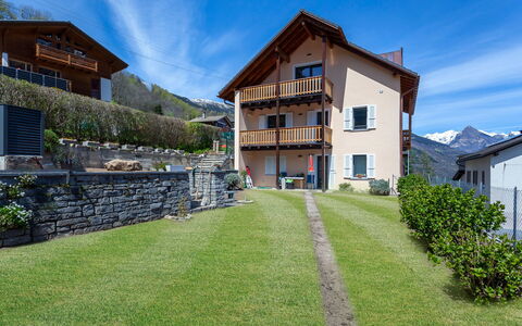 Loft Lepontica: Nuage, Ciel, Plante, Bâtiment, Fenêtre, Herbe, Lot Terre, Maison, Arbre, Paysage