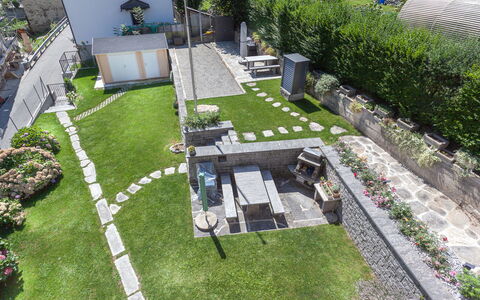 Loft Lepontica: L'Eau, Ciel, Piscine, Plante, Bleu Azur, Bleu, Arbre, Mobilier De Jardin, Bâtiment, Ombre