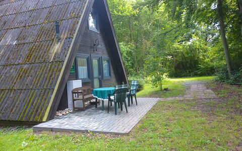 Marie: Plante, Arbre, Ombre, Table, Lot Terre, Ciel, Mobilier De Jardin, Herbe, Chalet, Paysage Naturel