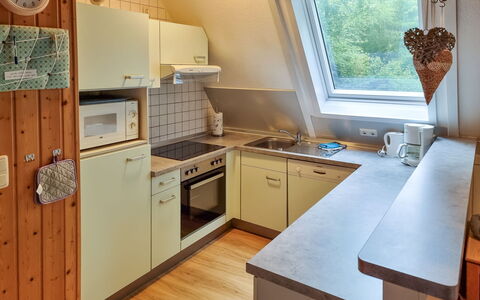 Marie: Cabinetry, Evier, Évier, Comptoir, Propriété, Cuisine, Fenêtre, Robinet, Bois, Cuisinière