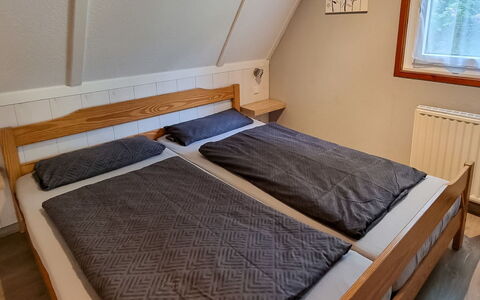 Marie: Propriété, Confort, Fenêtre, Bâtiment, Bois, Cadre De Lit, Maison, Lit, Design Intérieur, Oreiller