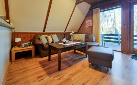 Marie: Propriété, Meubles, Table, Canapé, Bois, Fenêtre, Confort, Bâtiment, Design Intérieur, Sol