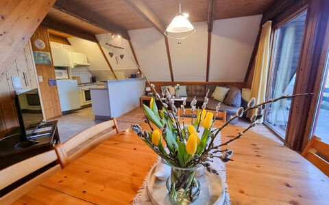 Marie: Plante, Meubles, Fleur, Pot De Fleur, Table, Bâtiment, Bois, Design Intérieur, Plante D'Appartement, Fenêtre