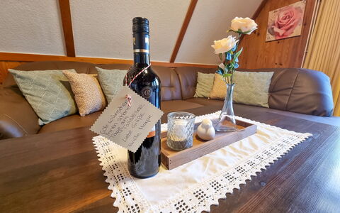 Marie: Bouteille, Table, Drinkware, Vaisselle, Bois, Design Intérieur, Sol, Du Vin, Rectangle, Sol