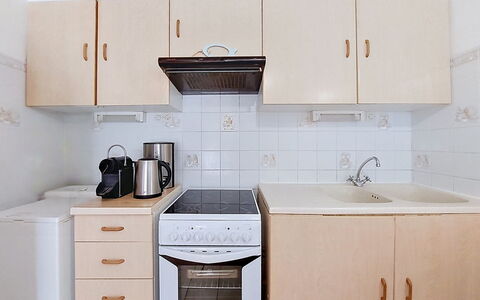 Les Mathes 300: Appareil De Cuisine, Principaux Appliance, Cabinetry, Comptoir, Cuisine, Bois, Meubles, Évier, Sol, Design Intérieur