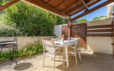 Les Mathes 300: Nuage, Ciel, Table, Propriété, Jour, Vaisselle, Meubles, Plante, Aliments, Bleu Azur