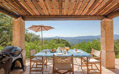 Le Clos D'Estelle: Nuage, Ciel, Table, Propriété, Jour, Vaisselle, Meubles, Plante, Aliments, Bleu Azur