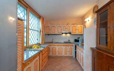 Fusco: Cabinetry, Comptoir, Meubles, Propriété, Cuisine, Design Intérieur, Tiroir, Bois, Sol, Tache De Bois