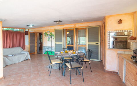 Fusco: Meubles, Cabinetry, Table, Bâtiment, Bois, Chaise, Design Intérieur, Sol, Comptoir, Sol