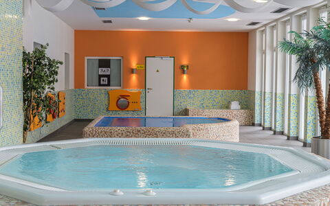 Viehhofen 100: L'Eau, Propriété, Piscine, Bleu Azur, Éclairage, Ombre, Design Intérieur, Architecture, Rectangle, Aqua