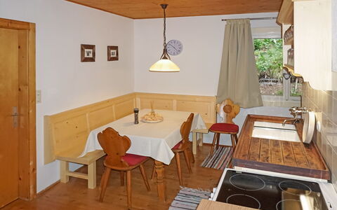 Lieblingsplatz: Table, Meubles, Chaise, Bâtiment, Bois, Design Intérieur, Éclairage, Sol, Sol, Ombre