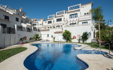 Campanario Townhouse: L'Eau, Ciel, Plante, Bâtiment, Piscine, Bleu Azur, Fenêtre, Arbre, Condominium, Loisir