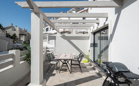 Campanario Townhouse: Propriété, Bâtiment, Meubles, Ciel, Table, Chaise, Ombre, Bois, Porche, Sol