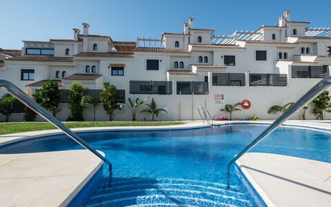 Campanario Townhouse: L'Eau, Plante, Bâtiment, Propriété, Ciel, Piscine, Fenêtre, Bleu Azur, Maison, Mobilier De Jardin