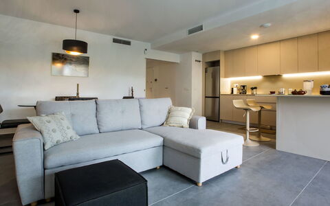 Jávea 106: Meubles, Propriété, Canapé, Confort, Éclairage, Design Intérieur, Oreiller, Lampe, Salon