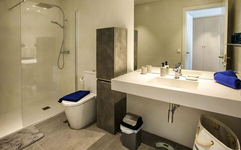 Jávea 106: Propriété, Luminaire Plomberie, Évier, Miroir, Salle De Bains, Violet, Bâtiment, Douche, Sol