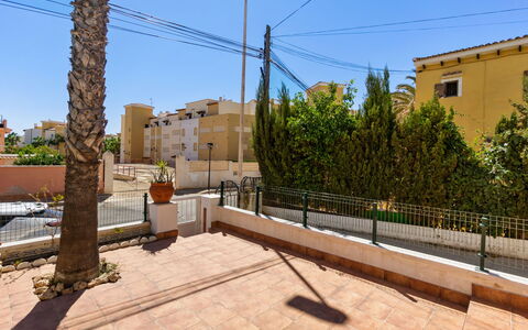 Ines: Ciel, Propriété, Plante, Bâtiment, Arbre, Design Urbain, Surface De La Route, Condominium, Zone Résidentielle, Immobilier