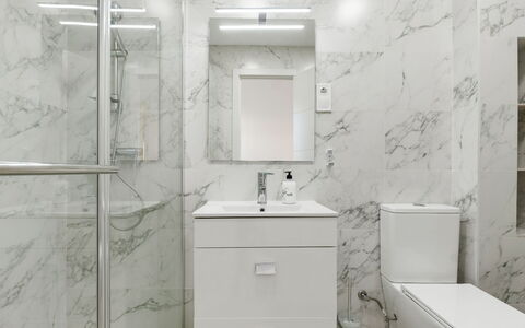 Ines: Propriété, Miroir, Cabinetry, Luminaire Plomberie, Produit, Robinet, Évier, Design Intérieur, Bâtiment, Salle De Bains