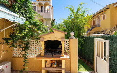 Elena: Plante, Ciel, Bâtiment, Fenêtre, Table, Bois, Ombre, Arbre, Mobilier De Jardin, Paysage
