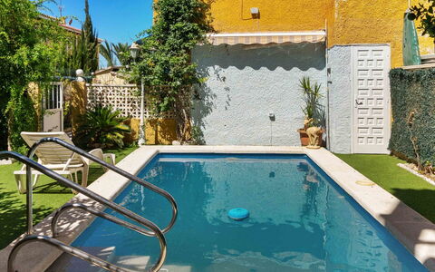 Elena: L'Eau, Plante, Propriété, Bâtiment, Piscine, Bleu Azur, Vert, Rectangle, Jaune, Architecture