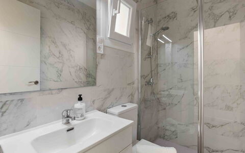 Elena: Miroir, Robinet, Luminaire Plomberie, Évier, Propriété, Lavabo, Bâtiment, Salle De Bains, Tete De Douche, Design Intérieur