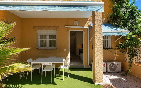 Elena: Plante, Propriété, Bâtiment, Meubles, Chaise, Ombre, Arbre, Design Intérieur, Fenêtre, Maison