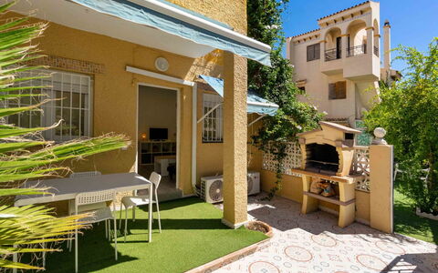 Elena: Propriété, Bâtiment, Plante, Arbre, Ciel, Fenêtre, Éclairage, Ombre, Design Intérieur, Herbe