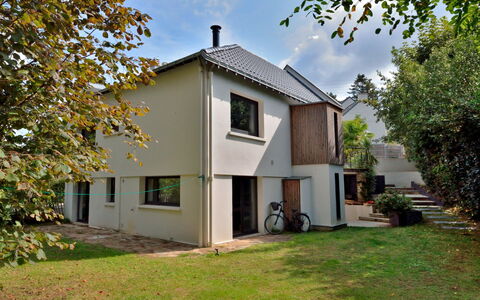 Villa la Rose des Sables: Plante, Bâtiment, Ciel, Propriété, Fenêtre, Nuage, Maison, Arbre, Architecture, Chalet