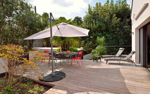 Villa la Rose des Sables: Plante, Meubles, Ciel, Nuage, Parapluie, Ombre, Table, Mobilier De Jardin, Bâtiment, Arbre