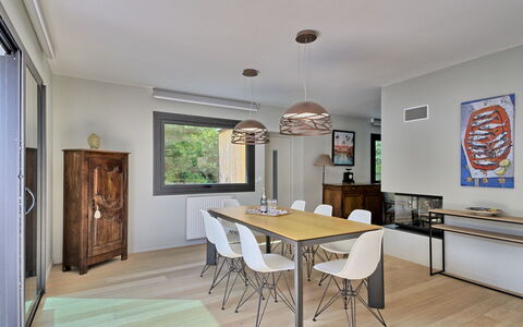Villa la Rose des Sables: Table, Meubles, Propriété, Chaise, Bois, Design Intérieur, Sol, Sol, Porte