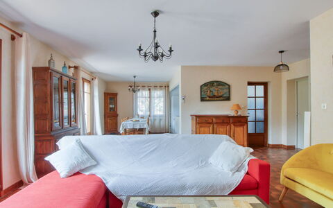 L'Arbousier: Propriété, Meubles, Table, Cadre, Bâtiment, Cabinetry, Confort, Bois, Oreiller, Design Intérieur