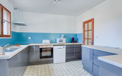 L'Arbousier: Robinet, Cabinetry, Comptoir, Évier, Evier, Luminaire Plomberie, Plante D'Appartement, Bleu Azur, Cuisine, Bois