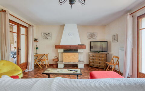 L'Arbousier: Meubles, Cadre, Table, Bâtiment, Bois, Fenêtre, Chaise, Cabinetry, Design Intérieur, Sol