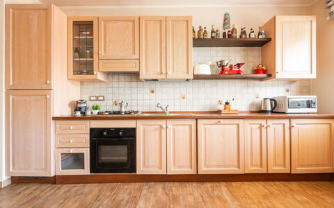 Rifugio a Tisiddu: Marron, Cabinetry, Comptoir, Propriété, Cuisine, Cuisinière, Bois, Électroménager, Appareil De Cuisine, Sol
