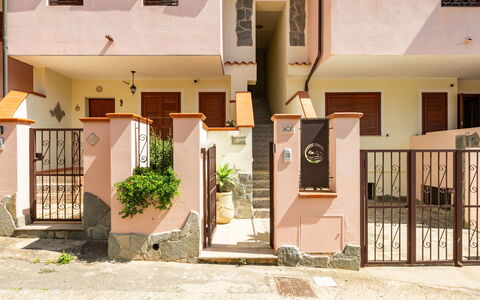 Rifugio a Tisiddu: Bâtiment, Plante, Propriété, Fenêtre, Porte, Maison, Bois, Architecture, Quartier, Façade