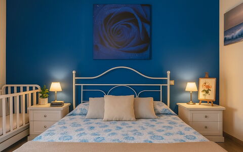 Rifugio a Tisiddu: Meubles, Bleu, Lit, Design Intérieur, Chambre, Mur, Bois, Literie, Sol, Sol