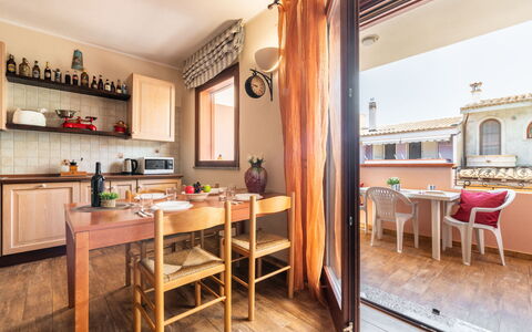 Rifugio a Tisiddu: Table, Meubles, Propriété, Bois, Éclairage, Bâtiment, Cabinetry, Design Intérieur, Chaise, Fenêtre