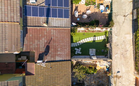 Porru: Bâtiment, Jour, Propriété, Ciel, L'Eau, Plante, Fenêtre, Piscine, Arbre, Design Urbain