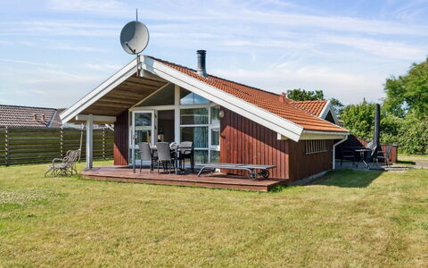 Thrym - 200M from the Sea: Toit, Maison, Domicile, Chalet, Siding, Biens, Allée, Batiments Jardin, Cour, Cabanon