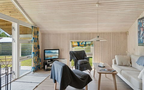Thrym - 200M from the Sea: Toit, Maison, Domicile, Chalet, Siding, Biens, Allée, Batiments Jardin, Cour, Cabanon