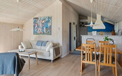 Thrym - 200M from the Sea: Toit, Maison, Domicile, Chalet, Siding, Biens, Allée, Batiments Jardin, Cour, Cabanon