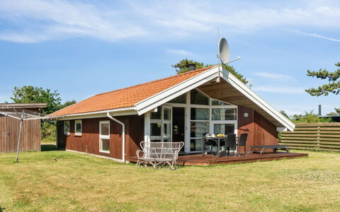 Thrym - 200M from the Sea: Toit, Maison, Domicile, Chalet, Siding, Biens, Allée, Batiments Jardin, Cour, Cabanon