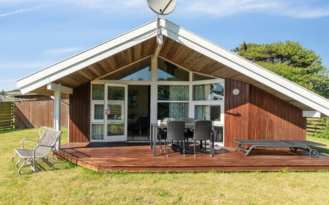 Thrym - 200M from the Sea: Toit, Maison, Domicile, Chalet, Siding, Biens, Allée, Batiments Jardin, Cour, Cabanon