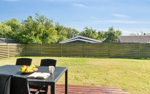 Thrym - 200M from the Sea: Toit, Maison, Domicile, Chalet, Siding, Biens, Allée, Batiments Jardin, Cour, Cabanon